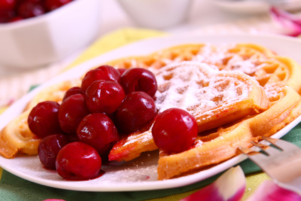 Waffeln mit Kirschen