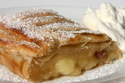 Apfelstrudel mit Sahne